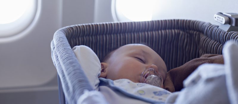 Viajar en avión con un niño pequeño: nuestros consejos antes de la salida