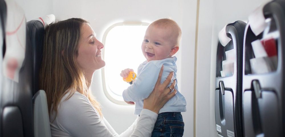 Viajar en avión con un niño pequeño: nuestros consejos antes de la salida